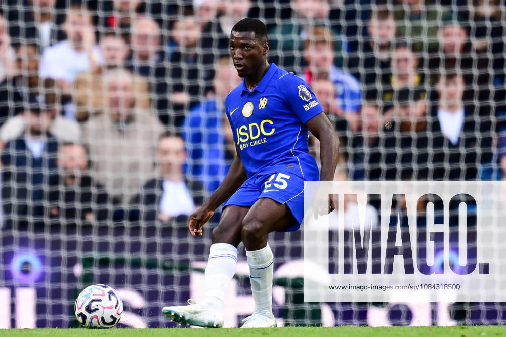 Chelsea v Bournemouth, Premier League Chelsea midfielder Moises Caicedo (25) looks to release the ball during the Premier League match between Chelsea and Bournemouth at Stamford Bridge, London, UK on 10 October 2026. London Stamford Bridge Greater London UK Editorial use only DataCo restrictions apply See www.football-dataco.com ,