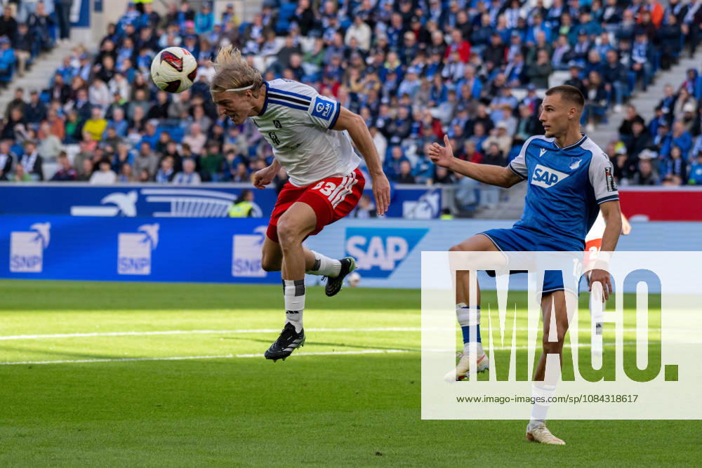 Sebastiaan Bornauw (Hamburger SV) und Tim Lemperle (TSG 1899 Hoffenheim). Deutschland, Sinsheim, 10.10.2026, Fussball, Bundesliga: TSG 1899 Hoffenheim vs Hamburger SV, Saison 2026 2027, 5. Spieltag, SNP Arena DFL DFB REGULATIONS PROHIBIT ANY USE OF PHOTOGRAPHS AS IMAGE SEQUENCES AND OR QUASI-VIDEO.