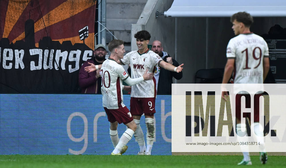 Fussball 1.Bundesliga, FC Augsburg - Bayern München v.l. Rodrigo Ribeiro (FC Augsburg) Jubel, Torjubel, celebrate the goal, jubelt ueber das Tor zum 2:1 Augsburg