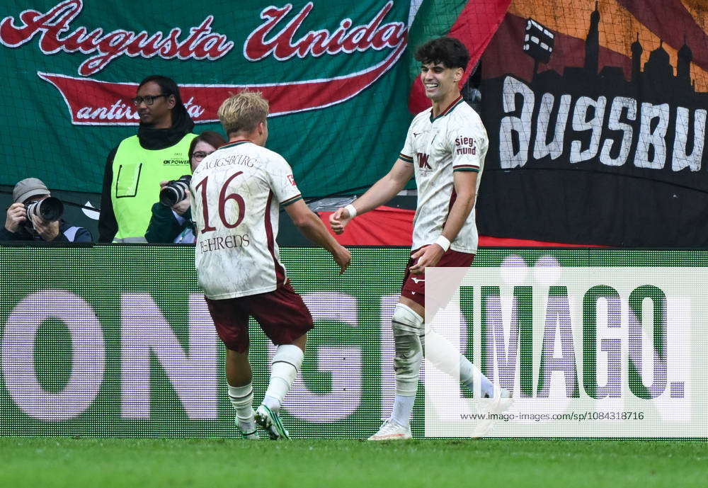 Fussball 1.Bundesliga, FC Augsburg - Bayern München v.l. Rodrigo Ribeiro (FC Augsburg) Jubel, Torjubel, celebrate the goal, jubelt ueber das Tor zum 2:1 Augsburg
