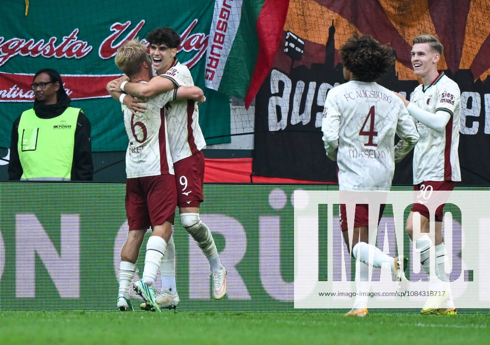 Fussball 1.Bundesliga, FC Augsburg - Bayern München v.l. Rodrigo Ribeiro (FC Augsburg) Jubel, Torjubel, celebrate the goal, jubelt ueber das Tor zum 2:1 Augsburg