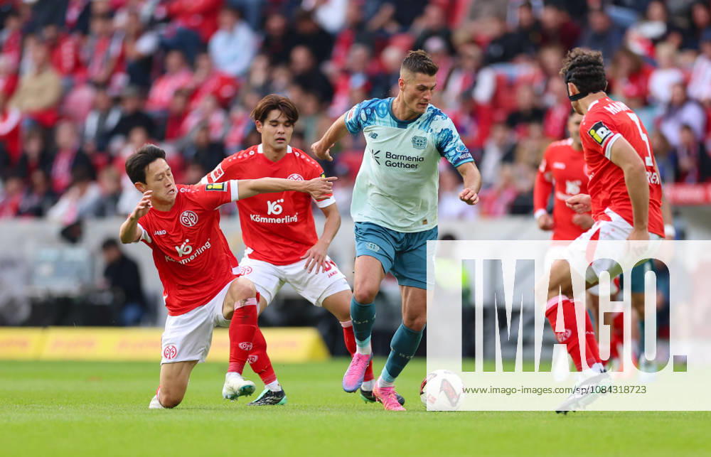 Fussball Bundesliga, 1. FSV Mainz 05 - Bayer 04 Leverkusen, v.l., Jae-sung Lee (FSV Mainz 05), Kaishu Sano (FSV Mainz 05), Patrik Schick (Bayer 04 Leverkusen) DFL DFB REGULATIONS PROHIBIT ANY USE OF PHOTOGRAPHS AS IMAGE SEQUENCES AND OR QUASI-VIDEO.