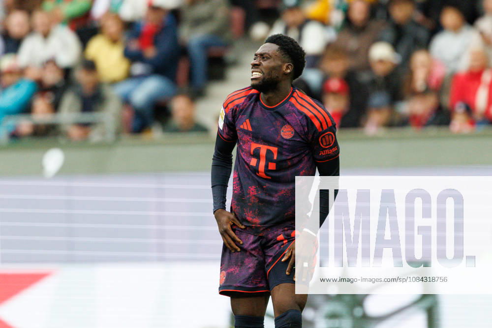 Alphonso Davies (19, FC Bayern München), schmerzverzerrtes Gesicht beim Spiel zwischen FC Augsburg v FC Bayern München, Fussball, Herren, Bundesliga, 2026 2027, 5.Spieltag am 10.10.2026 in Augsburg, WWK ARENA. DFL and DFB regulations prohibit any use of photographs as image sequences and or quasi-video. Bayern Deutschland
