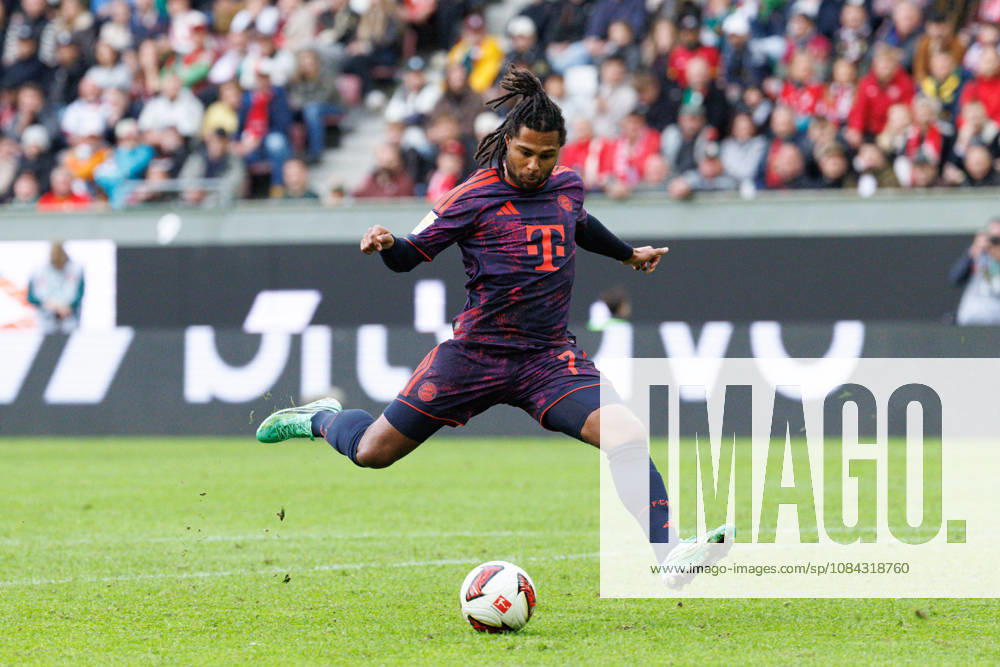 Serge Gnabry (7, FC Bayern München) beim Spiel zwischen FC Augsburg v FC Bayern München, Fussball, Herren, Bundesliga, 2026 2027, 5.Spieltag am 10.10.2026 in Augsburg, WWK ARENA. DFL and DFB regulations prohibit any use of photographs as image sequences and or quasi-video. Bayern Deutschland