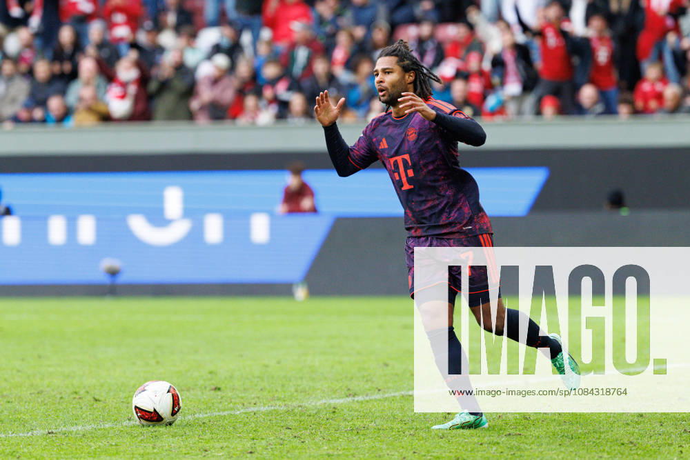 Serge Gnabry (7, FC Bayern München), Abseits beim Spiel zwischen FC Augsburg v FC Bayern München, Fussball, Herren, Bundesliga, 2026 2027, 5.Spieltag am 10.10.2026 in Augsburg, WWK ARENA. DFL and DFB regulations prohibit any use of photographs as image sequences and or quasi-video. Bayern Deutschland