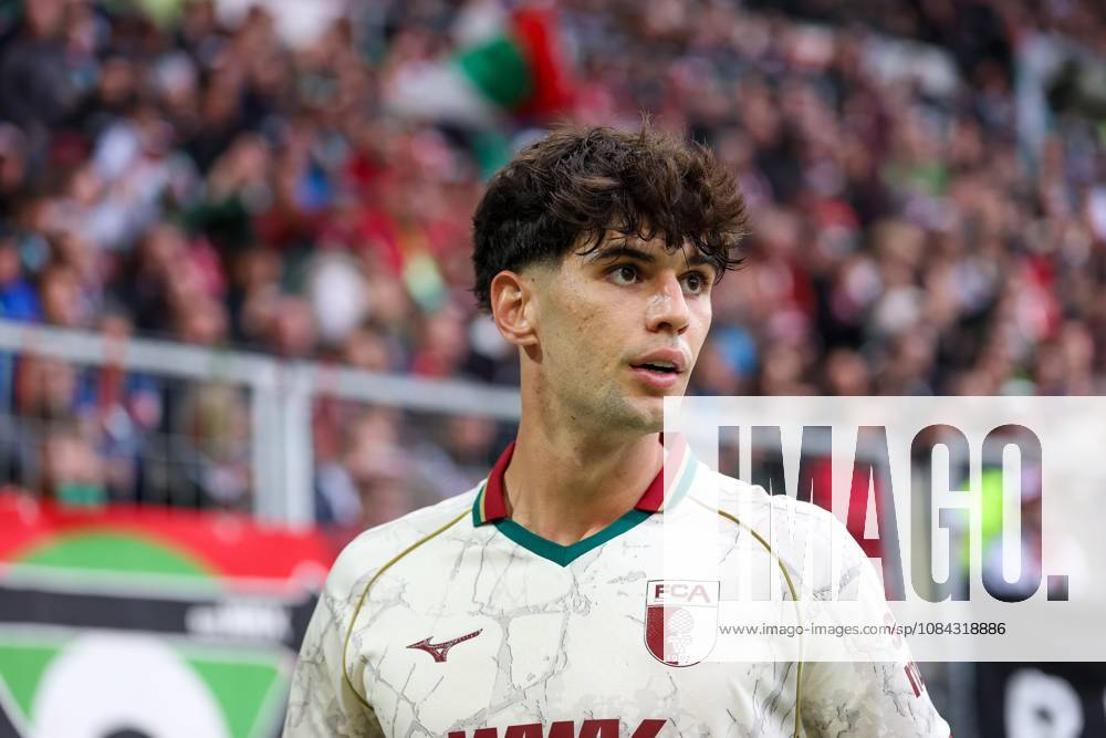 Rodrigo Ribeiro 9 (FC Augsburg), FC Augsburg vs. FC Bayern Muenchen, Fussball, 1. Bundesliga, 5. Spieltag, 10.10.2026 DFB DFL regulations prohibit any use of photographs as image sequences and or quasi-video Augsburg Bayern Deutschland
