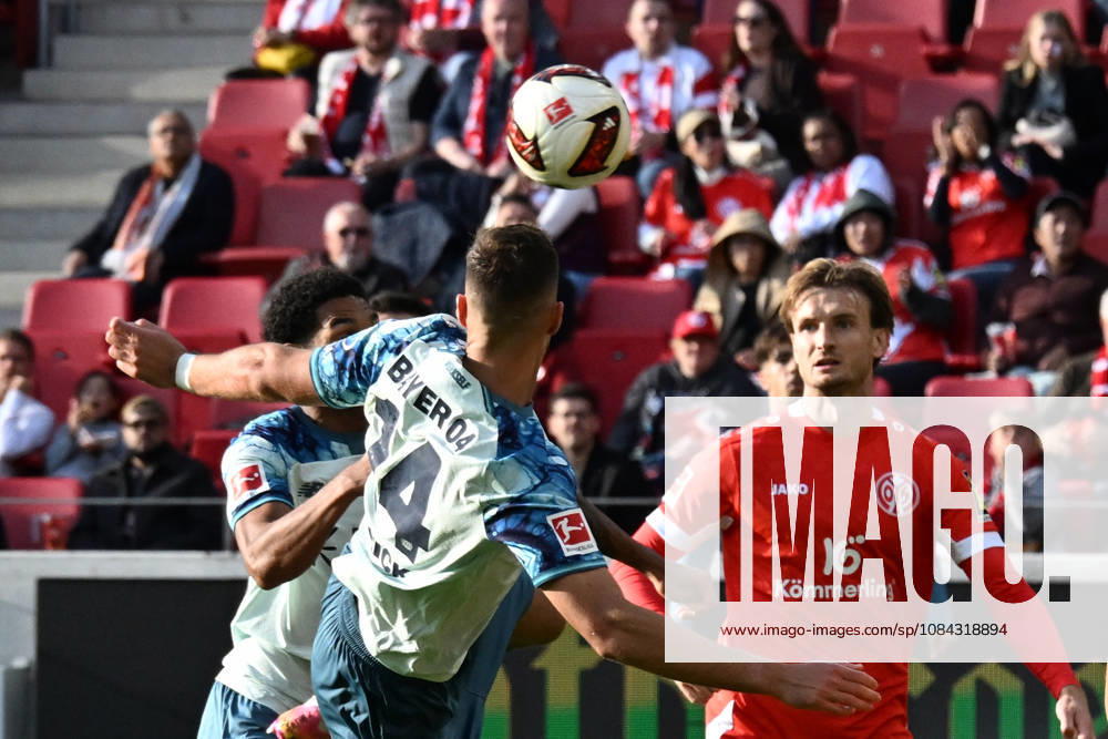 Fussball 1.Bundesliga, FSV Mainz 05 - Bayer 04 Leverkusen v.l. Jarell Quansah (Bayer 04 Leverkusen) Torschuetze, erzielt das Tor, Treffer, scores the goal 2:3 Mainz