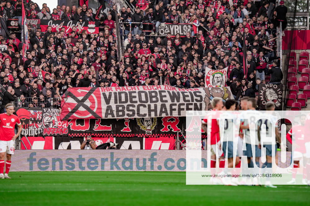 Deutschland: Fussball Saison 2026 2027 , 1. Bundesliga , 5. Spieltag , 1. FSV Mainz 05 vs. Bayer 04 Leverkusen - MEWA-Arena (Mainz) : Leverkusener Spieler jubeln zum 2:3 Führungstreffer, Tor, Torjubel, Jubel, Freude, Emotionen Mainz MEWA-Arena Deutschland Germany