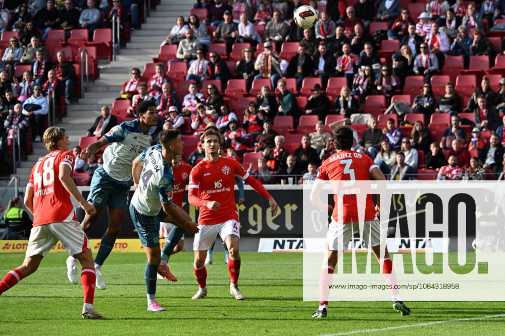 Fussball 1.Bundesliga, FSV Mainz 05 - Bayer 04 Leverkusen v.l. Jarell Quansah (Bayer 04 Leverkusen) Torschuetze, erzielt das Tor, Treffer, scores the goal 2:3 Mainz