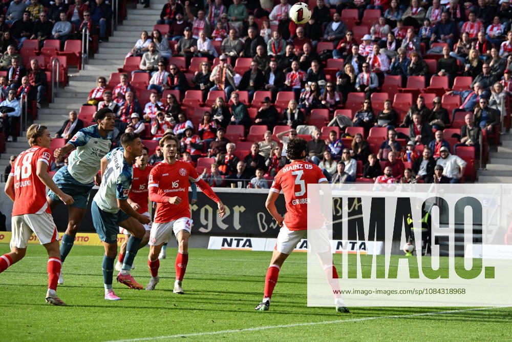 Fussball 1.Bundesliga, FSV Mainz 05 - Bayer 04 Leverkusen v.l. Jarell Quansah (Bayer 04 Leverkusen) Torschuetze, erzielt das Tor, Treffer, scores the goal 2:3 Mainz