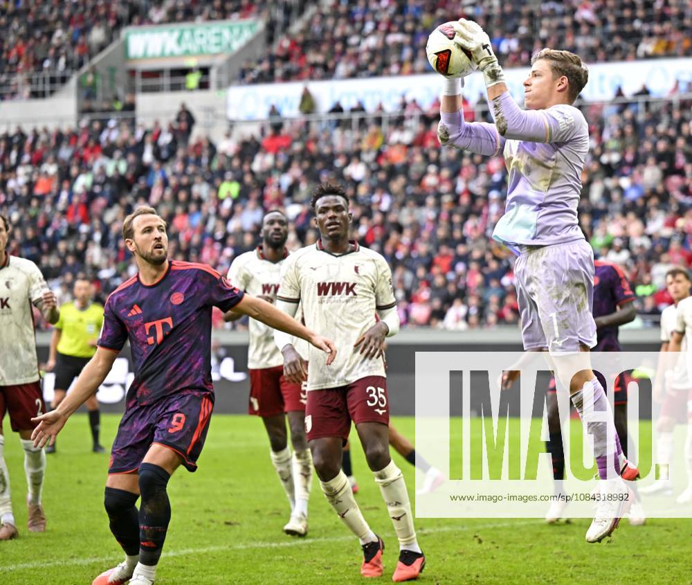 Fussball Bundesliga 2026 2027, 5.Spieltag, FC Augsburg - FC Bayern München, in der WWK-Arena Augsburg, v.l. Harry Kane (FC Bayern München) gegen Juma Bah (FC Augsburg) und Torwart Finn Dahmen (FC Augsburg)
