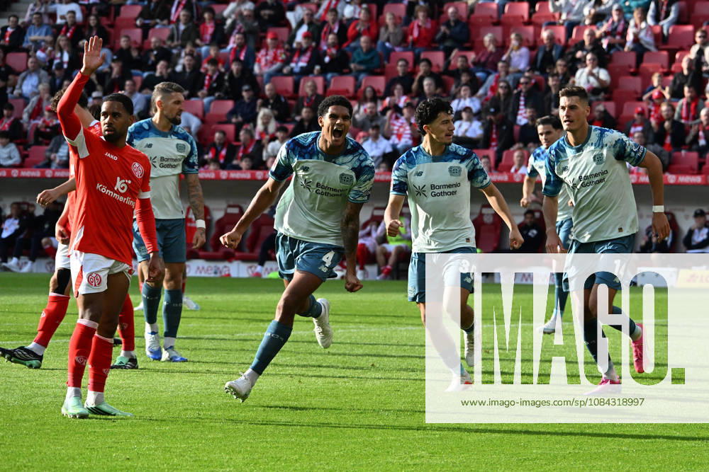 Fussball 1.Bundesliga, FSV Mainz 05 - Bayer 04 Leverkusen v.l. Torjubel nach dem Tor zum celebrating the goal celebrate 2:3 durch Jarell Quansah (Bayer 04 Leverkusen) Mainz