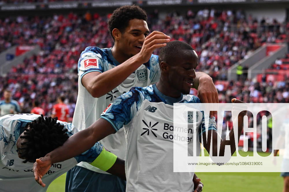 Fussball 1.Bundesliga, FSV Mainz 05 - Bayer 04 Leverkusen v.l. Torjubel nach dem Tor zum celebrating the goal celebrate 2:4 durch Moussa Diaby (Bayer 04 Leverkusen) Mainz