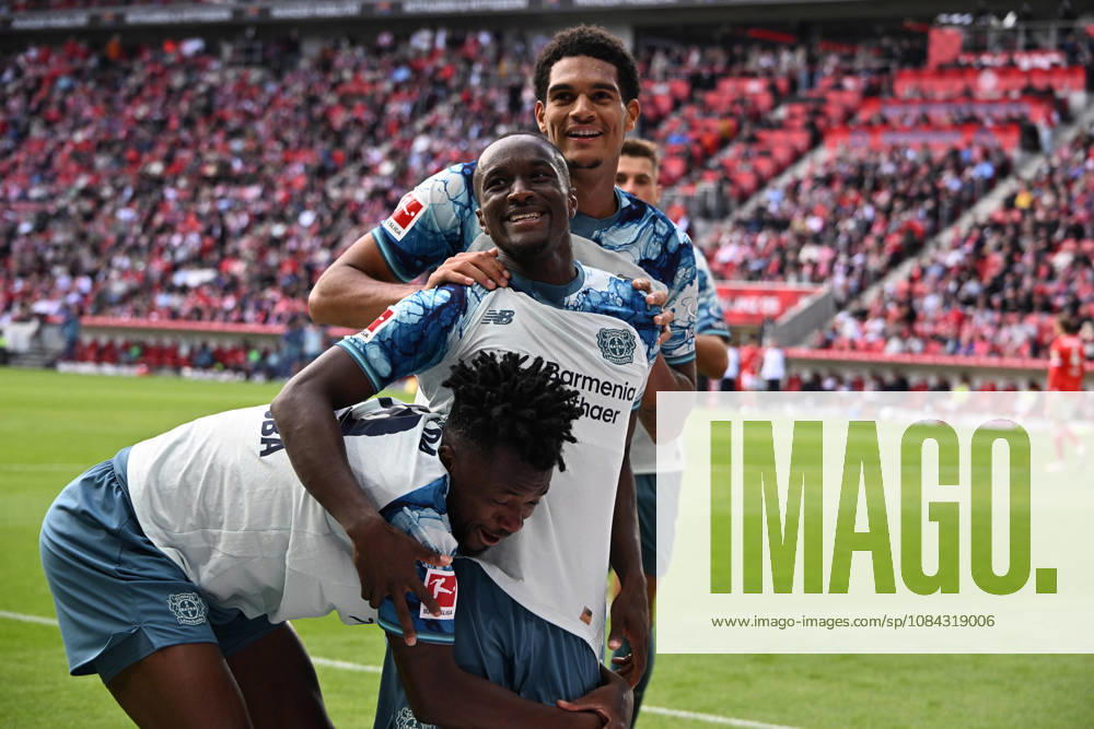 Fussball 1.Bundesliga, FSV Mainz 05 - Bayer 04 Leverkusen v.l. Torjubel nach dem Tor zum celebrating the goal celebrate 2:4 durch Moussa Diaby (Bayer 04 Leverkusen) Mainz