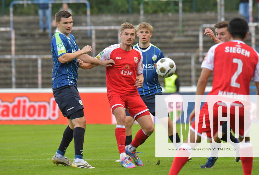 GER, Fussball, Regionalliga West, Saison 2026 2027, 12. Spieltag, Ohlendorf Stadion im Heidewald, Gütersloh FC Gütersloh - SF Siegen 0 : 5 Björn Rother (FC Gütersloh, links) gegen Elias Paul Huth (SF Siegen), Aktion, Duell, Zweikampf