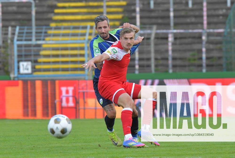 GER, Fussball, Regionalliga West, Saison 2026 2027, 12. Spieltag, Ohlendorf Stadion im Heidewald, Gütersloh FC Gütersloh - SF Siegen 0 : 5 Kevin Hingerl (FC Gütersloh, links) gegen Elias Paul Huth (SF Siegen), Aktion, Duell, Zweikampf