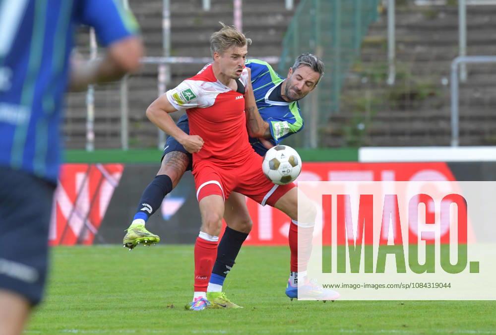 GER, Fussball, Regionalliga West, Saison 2026 2027, 12. Spieltag, Ohlendorf Stadion im Heidewald, Gütersloh FC Gütersloh - SF Siegen 0 : 5 Kevin Hingerl (FC Gütersloh, rechts) gegen Elias Paul Huth (SF Siegen), Aktion, Duell, Zweikampf