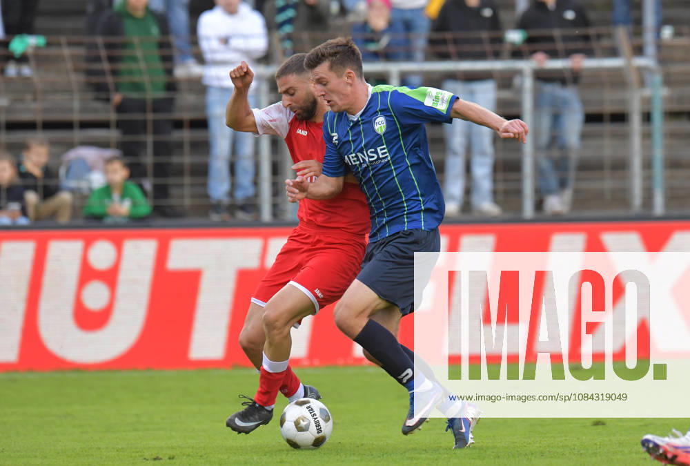 GER, Fussball, Regionalliga West, Saison 2026 2027, 12. Spieltag, Ohlendorf Stadion im Heidewald, Gütersloh FC Gütersloh - SF Siegen 0 : 5 Aleksandar Kandic (FC Gütersloh, rechts) gegen Serhat Semih Güler (SF Siegen), Aktion, Duell, Zweikampf