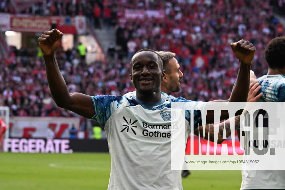 Fussball 1.Bundesliga, FSV Mainz 05 - Bayer 04 Leverkusen v.l. Torjubel nach dem Tor zum celebrating the goal celebrate 2:4 durch Moussa Diaby (Bayer 04 Leverkusen) Mainz