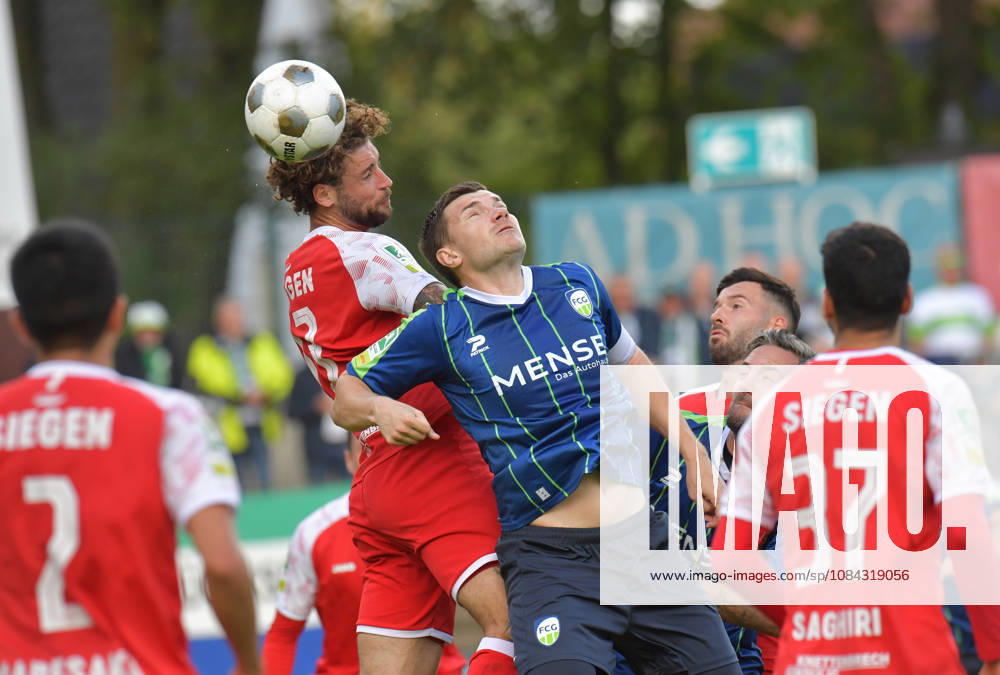 GER, Fussball, Regionalliga West, Saison 2026 2027, 12. Spieltag, Ohlendorf Stadion im Heidewald, Gütersloh FC Gütersloh - SF Siegen 0 : 5 Björn Rother (FC Gütersloh, rechts) gegen Jan-Luca Rumpf (SF Siegen), Aktion, Duell, Zweikampf, Kopfball