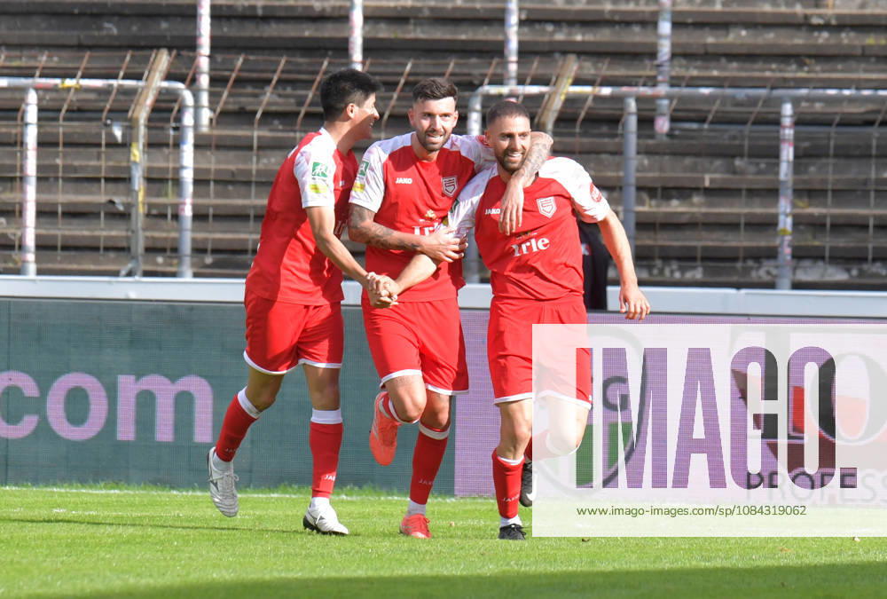 GER, Fussball, Regionalliga West, Saison 2026 2027, 12. Spieltag, Ohlendorf Stadion im Heidewald, Gütersloh FC Gütersloh - SF Siegen 0 : 5 Tor-Jubel SF Siegen : Rikuhei Nabesaka, Dennis Brock und Torschütze Serhat Semih Güler (alle SF Siegen, v.L.), Aktion, Einzelbild, Quer, Mimik, Gestik, Jubel, jubeln, Freude, freuen