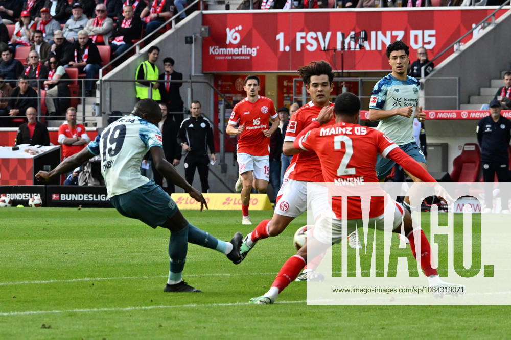 Fussball 1.Bundesliga, FSV Mainz 05 - Bayer 04 Leverkusen v.l. Moussa Diaby (Bayer 04 Leverkusen) Torschuetze, erzielt das Tor, Treffer, scores the goal 2:4 Mainz