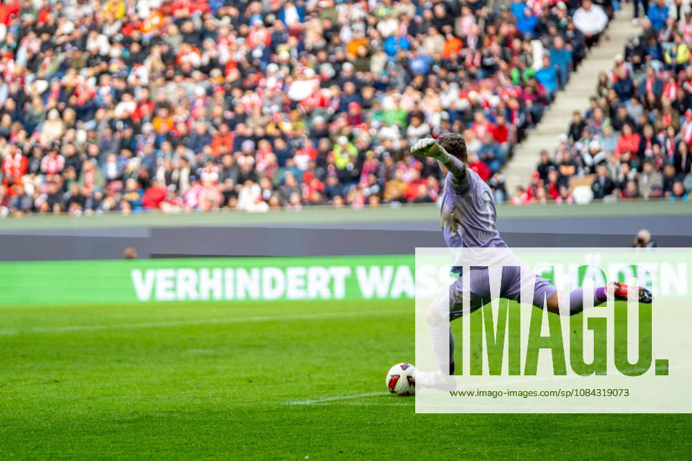 Finn Dahmen (1 Augsburg) in Aktion beim Bundesligaspiel FC Augsburg - FC Bayern München am 10.10.2026.