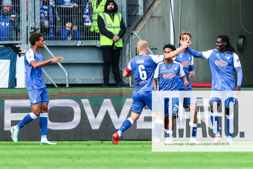 Fussball, 3.Liga Saison 2026 2027 8.Spieltag MSV Duisburg - TSG 1899 Hoffenheim II 10.10.2026, schauinsland-reisen-arena Torjubel TSG 1899 Hoffenheim II nach dem Tor zum 1-0 durch ein Eigentor von Tobias Fleckstein (MSV Duisburg, 5), die Spieler von Hoffenheim freuen sich Duisburg schauinsland-reisen-arena Nordrhein-Westfalen Deutschland