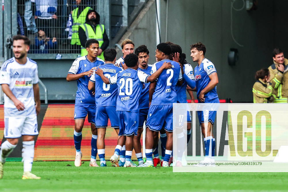 Fussball, 3.Liga Saison 2026 2027 8.Spieltag MSV Duisburg - TSG 1899 Hoffenheim II 10.10.2026, schauinsland-reisen-arena Torjubel TSG 1899 Hoffenheim II nach dem Tor zum 1-0 durch ein Eigentor von Tobias Fleckstein (MSV Duisburg, 5), die Spieler von Hoffenheim freuen sich Duisburg schauinsland-reisen-arena Nordrhein-Westfalen Deutschland