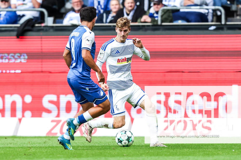 Fussball, 3.Liga Saison 2026 2027 8.Spieltag MSV Duisburg - TSG 1899 Hoffenheim II 10.10.2026, schauinsland-reisen-arena Diren Dagdeviren (Hoffenheim, 8) Dominik Kother (MSV Duisburg, 11) Duisburg schauinsland-reisen-arena Nordrhein-Westfalen Deutschland