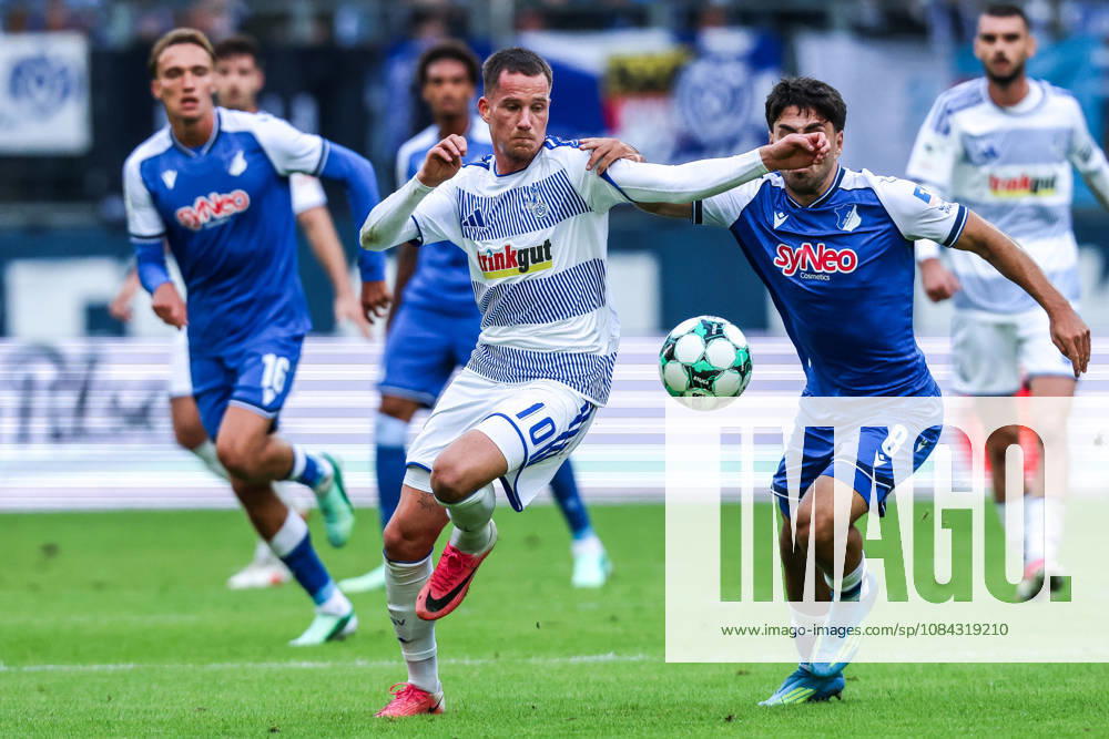 Fussball, 3.Liga Saison 2026 2027 8.Spieltag MSV Duisburg - TSG 1899 Hoffenheim II 10.10.2026, schauinsland-reisen-arena Christian Viet (MSV Duisburg, 10) Diren Dagdeviren (Hoffenheim, 8) Zweikampf Duisburg schauinsland-reisen-arena Nordrhein-Westfalen Deutschland