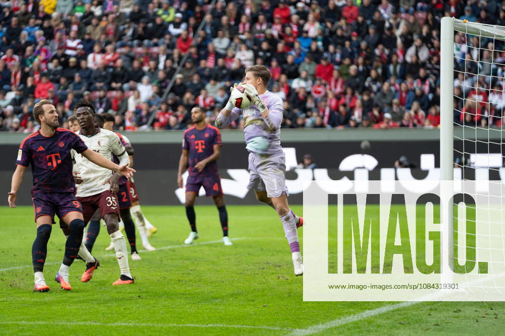 Finn Dahmen (1 Augsburg) in Aktion beim Bundesligaspiel FC Augsburg - FC Bayern München am 10.10.2026.