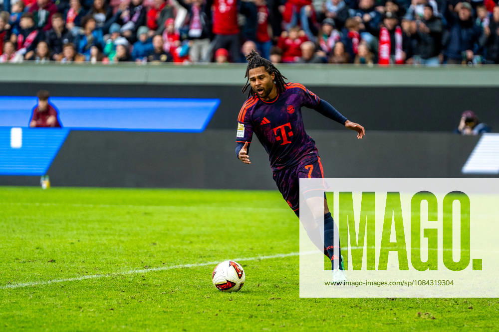 Serge Gnabry (7 Bayern) in Aktion beim Bundesligaspiel FC Augsburg - FC Bayern München am 10.10.2026.