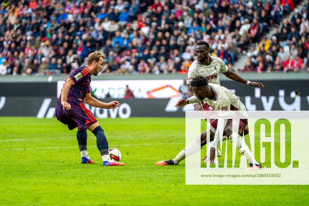 Harry Kane (9 Bayern) und Juma Bah (35 Augsburg) in Aktion beim Bundesligaspiel FC Augsburg - FC Bayern München am 10.10.2026.