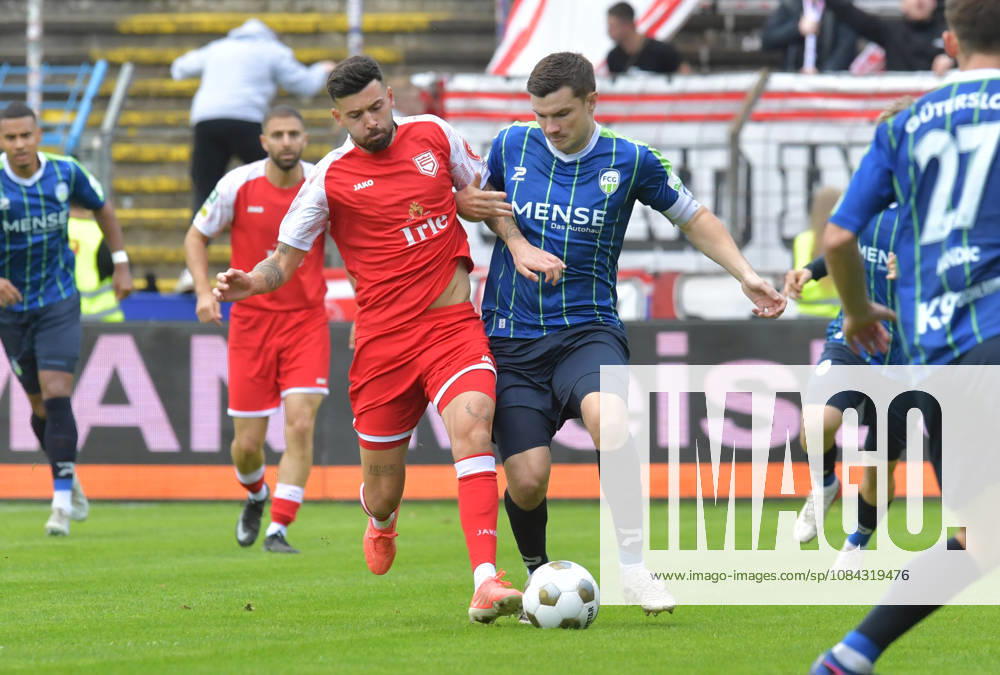 GER, Fussball, Regionalliga West, Saison 2026 2027, 12. Spieltag, Ohlendorf Stadion im Heidewald, Gütersloh FC Gütersloh - SF Siegen 0 : 5 Björn Rother (FC Gütersloh, rechts) gegen Dennis Brock (SF Siegen), Aktion, Duell, Zweikampf