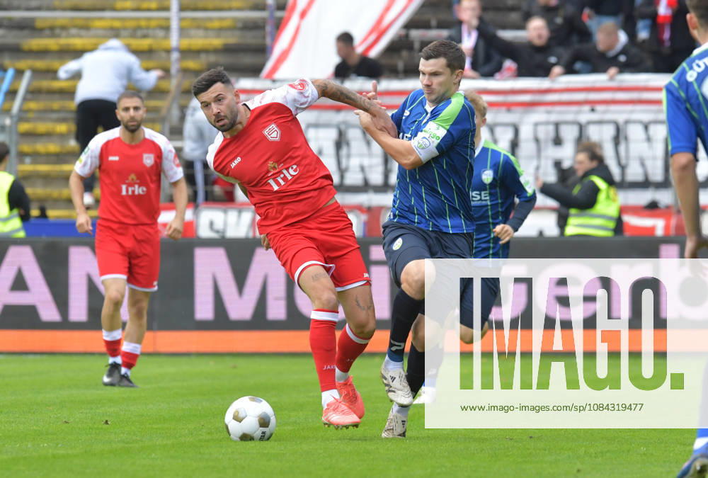 GER, Fussball, Regionalliga West, Saison 2026 2027, 12. Spieltag, Ohlendorf Stadion im Heidewald, Gütersloh FC Gütersloh - SF Siegen 0 : 5 Björn Rother (FC Gütersloh, rechts) gegen Dennis Brock (SF Siegen), Aktion, Duell, Zweikampf