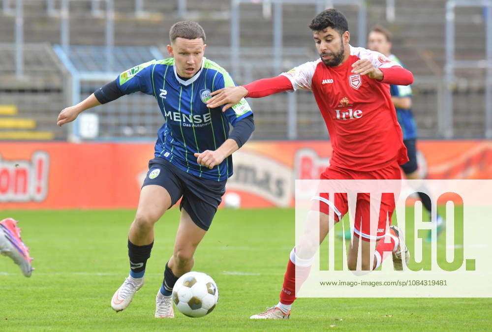GER, Fussball, Regionalliga West, Saison 2026 2027, 12. Spieltag, Ohlendorf Stadion im Heidewald, Gütersloh FC Gütersloh - SF Siegen 0 : 5 Phil Beckhoff (FC Gütersloh, links) gegen Hamza Saghiri (SF Siegen), Aktion, Duell, Zweikampf