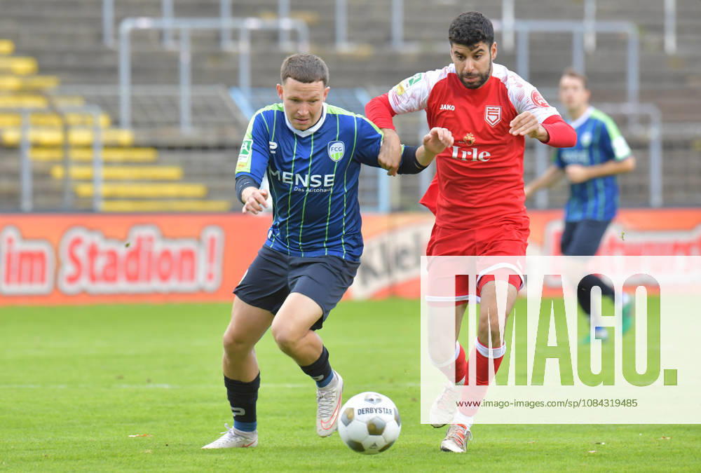 GER, Fussball, Regionalliga West, Saison 2026 2027, 12. Spieltag, Ohlendorf Stadion im Heidewald, Gütersloh FC Gütersloh - SF Siegen 0 : 5 Phil Beckhoff (FC Gütersloh, links) gegen Hamza Saghiri (SF Siegen), Aktion, Duell, Zweikampf