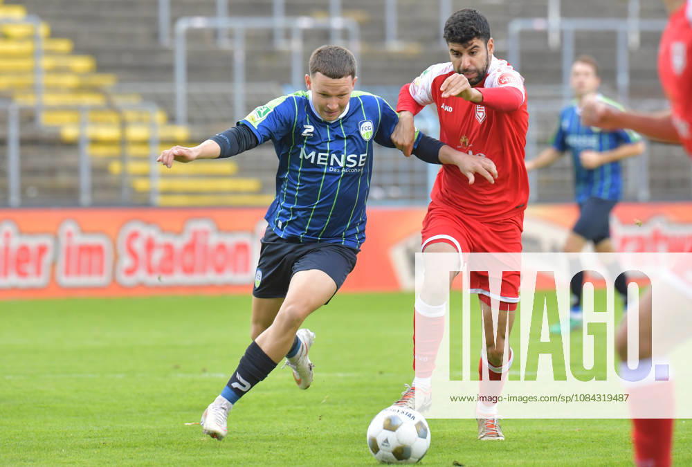 GER, Fussball, Regionalliga West, Saison 2026 2027, 12. Spieltag, Ohlendorf Stadion im Heidewald, Gütersloh FC Gütersloh - SF Siegen 0 : 5 Phil Beckhoff (FC Gütersloh, links) gegen Hamza Saghiri (SF Siegen), Aktion, Duell, Zweikampf