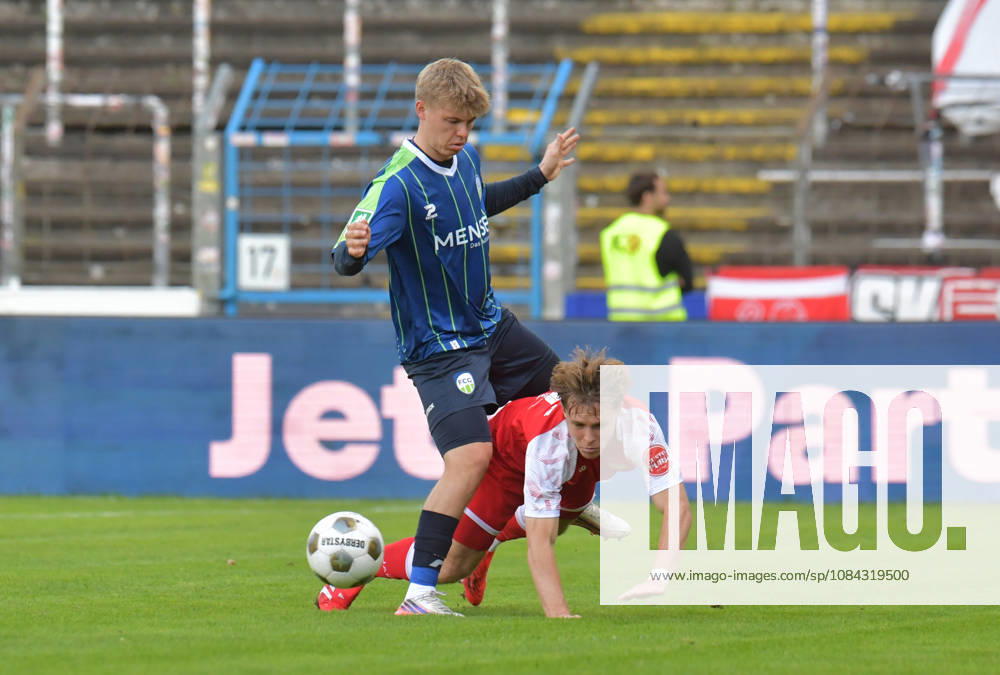 GER, Fussball, Regionalliga West, Saison 2026 2027, 12. Spieltag, Ohlendorf Stadion im Heidewald, Gütersloh FC Gütersloh - SF Siegen 0 : 5 Erik Lanfer (FC Gütersloh, oben) gegen Konstantin Gerhardt (SF Siegen), Aktion, Duell, Zweikampf
