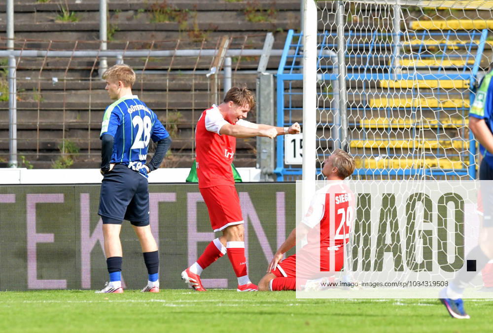 GER, Fussball, Regionalliga West, Saison 2026 2027, 12. Spieltag, Ohlendorf Stadion im Heidewald, Gütersloh FC Gütersloh - SF Siegen 0 : 5 Tor-Jubel SF Siegen : Konstantin Gerhardt und Torschütze Elias Paul Huth (beide SF Siegen, v.L.) bejubeln das 0 : 1, Erik Lanfer (FC Gütersloh) ist enttäuscht, Aktion, Einzelbild, Quer, Mimik, Gestik, Jubel, jubeln, Freude, freuen