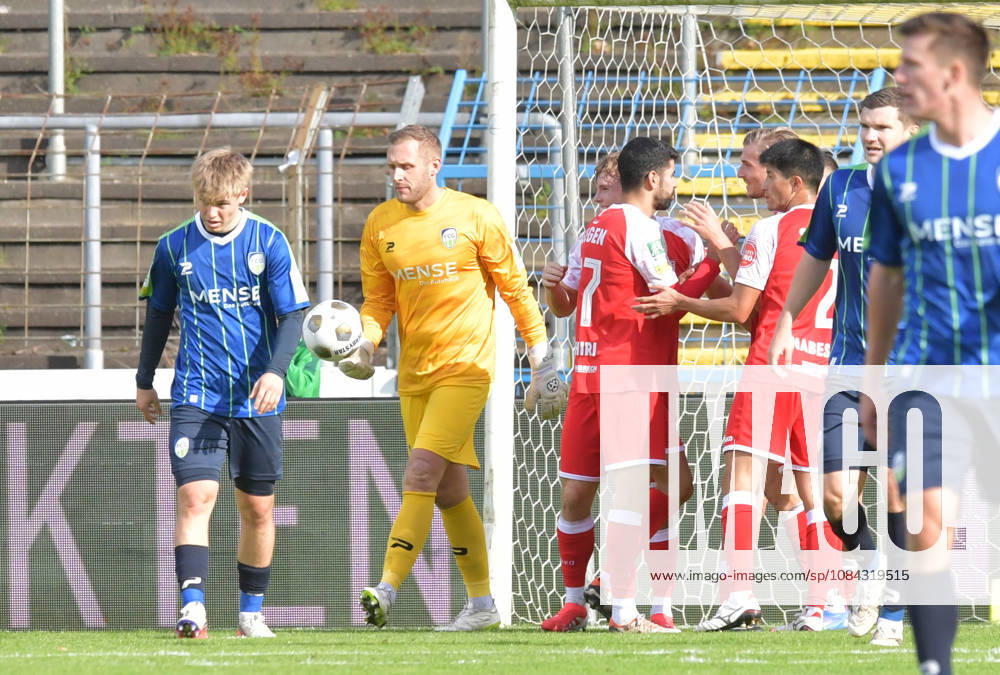 GER, Fussball, Regionalliga West, Saison 2026 2027, 12. Spieltag, Ohlendorf Stadion im Heidewald, Gütersloh FC Gütersloh - SF Siegen 0 : 5 Erik Lanfer und Jarno Peters (beide FC Gütersloh, v.L) sind nach dem 0 : 1 enttäuscht, Aktion, Einzelbild, Quer, Mimik, Gestik, Enttäuscht, Enttäuschung