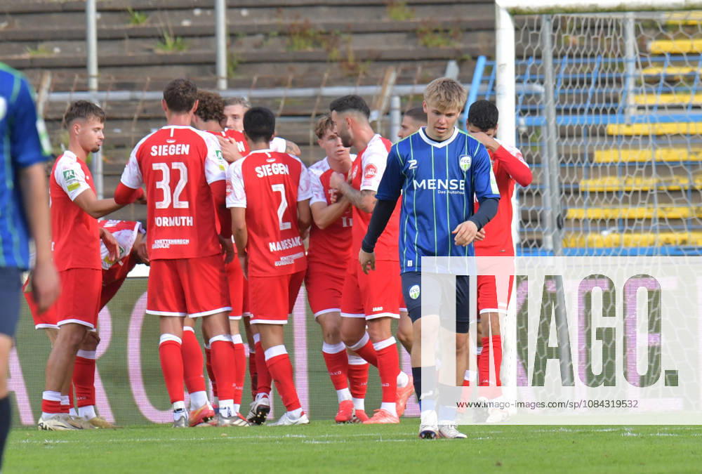 GER, Fussball, Regionalliga West, Saison 2026 2027, 12. Spieltag, Ohlendorf Stadion im Heidewald, Gütersloh FC Gütersloh - SF Siegen 0 : 5 Erik Lanfer (FC Gütersloh) ist nach dem 0 : 1 enttäuscht, Aktion, Einzelbild, Quer, Mimik, Gestik, Enttäuscht, Enttäuschung