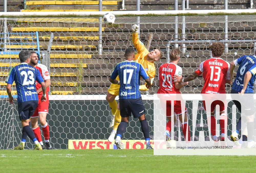 GER, Fussball, Regionalliga West, Saison 2026 2027, 12. Spieltag, Ohlendorf Stadion im Heidewald, Gütersloh FC Gütersloh - SF Siegen 0 : 5 Jarno Peters (FC Gütersloh) pariert Ball. Serhat Semih Güler (SF Siegen) nutzt den Abpraller zum 0 : 2, Aktion, Einzelbild, Quer, Torwart, Torhüter, Keeper, Parade