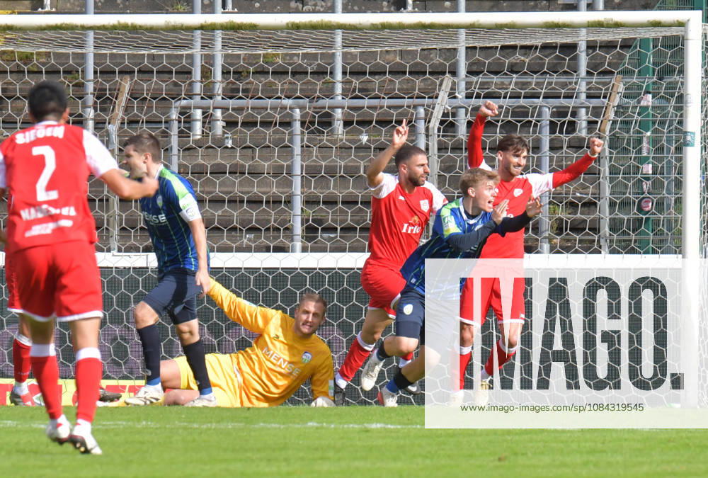GER, Fussball, Regionalliga West, Saison 2026 2027, 12. Spieltag, Ohlendorf Stadion im Heidewald, Gütersloh FC Gütersloh - SF Siegen 0 : 5 Tor-Jubel SF Siegen : Torschütze Serhat Semih Güler (SF Siegen) bejubelt das 0 : 2, Erik Lanfer (FC Gütersloh) reklamiert Handspiel, Aktion, Einzelbild, Quer, Mimik, Gestik, Jubel, jubeln, Freude, freuen