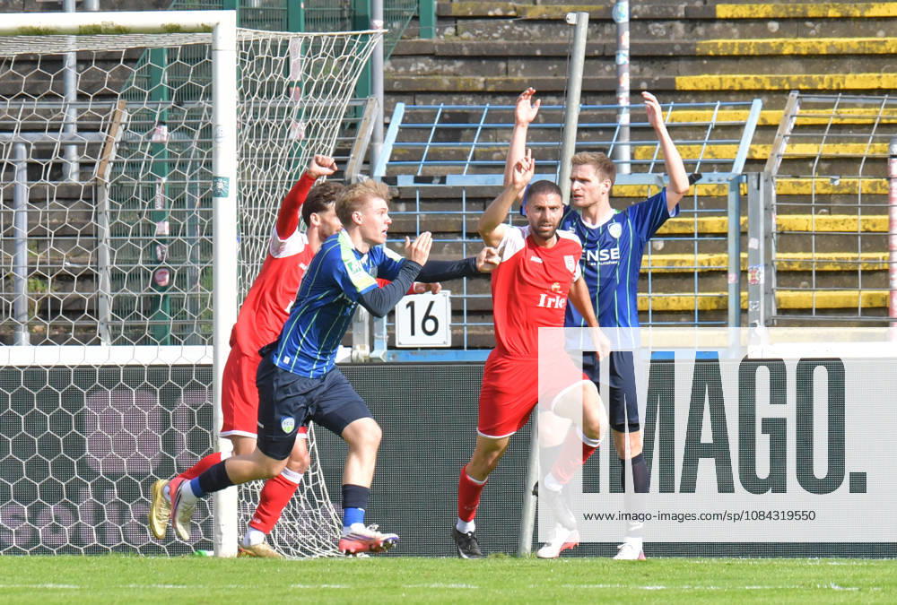 GER, Fussball, Regionalliga West, Saison 2026 2027, 12. Spieltag, Ohlendorf Stadion im Heidewald, Gütersloh FC Gütersloh - SF Siegen 0 : 5 Tor-Jubel SF Siegen : Torschütze Serhat Semih Güler (SF Siegen) bejubelt das 0 : 2, Erik Lanfer (FC Gütersloh) reklamiert Handspiel, Aktion, Einzelbild, Quer, Mimik, Gestik, Jubel, jubeln, Freude, freuen
