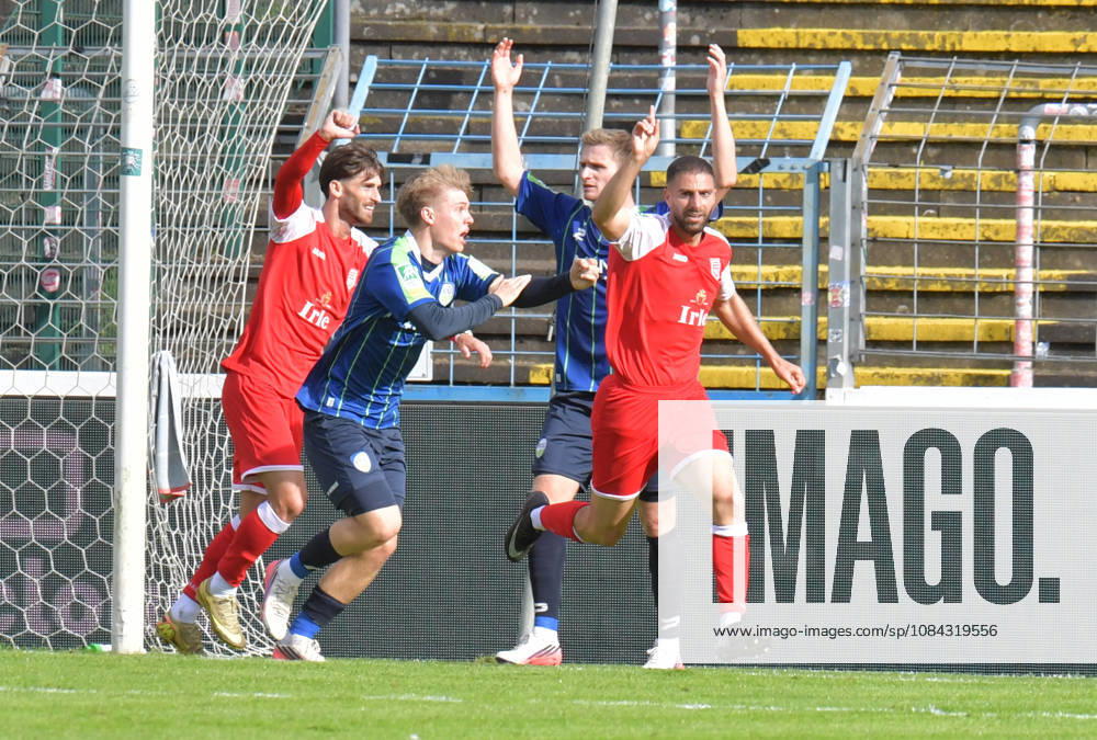 GER, Fussball, Regionalliga West, Saison 2026 2027, 12. Spieltag, Ohlendorf Stadion im Heidewald, Gütersloh FC Gütersloh - SF Siegen 0 : 5 Tor-Jubel SF Siegen : Torschütze Serhat Semih Güler (SF Siegen) bejubelt das 0 : 2, Erik Lanfer (FC Gütersloh) reklamiert Handspiel, Aktion, Einzelbild, Quer, Mimik, Gestik, Jubel, jubeln, Freude, freuen