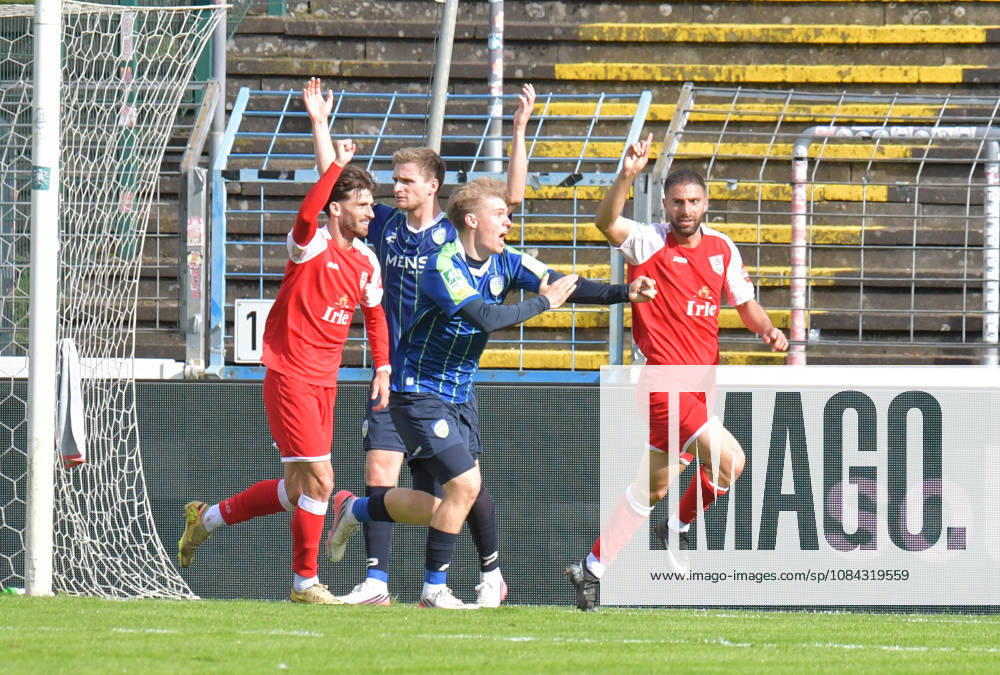 GER, Fussball, Regionalliga West, Saison 2026 2027, 12. Spieltag, Ohlendorf Stadion im Heidewald, Gütersloh FC Gütersloh - SF Siegen 0 : 5 Tor-Jubel SF Siegen : Torschütze Serhat Semih Güler (SF Siegen) bejubelt das 0 : 2, Erik Lanfer (FC Gütersloh) reklamiert Handspiel, Aktion, Einzelbild, Quer, Mimik, Gestik, Jubel, jubeln, Freude, freuen