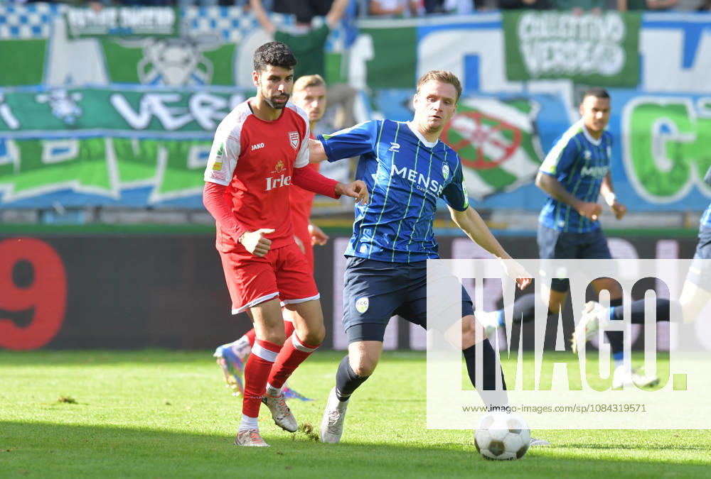 GER, Fussball, Regionalliga West, Saison 2026 2027, 12. Spieltag, Ohlendorf Stadion im Heidewald, Gütersloh FC Gütersloh - SF Siegen 0 : 5 Jan-Lukas Liehr (FC Gütersloh, rechts) gegen Hamza Saghiri (SF Siegen), Aktion, Duell, Zweikampf