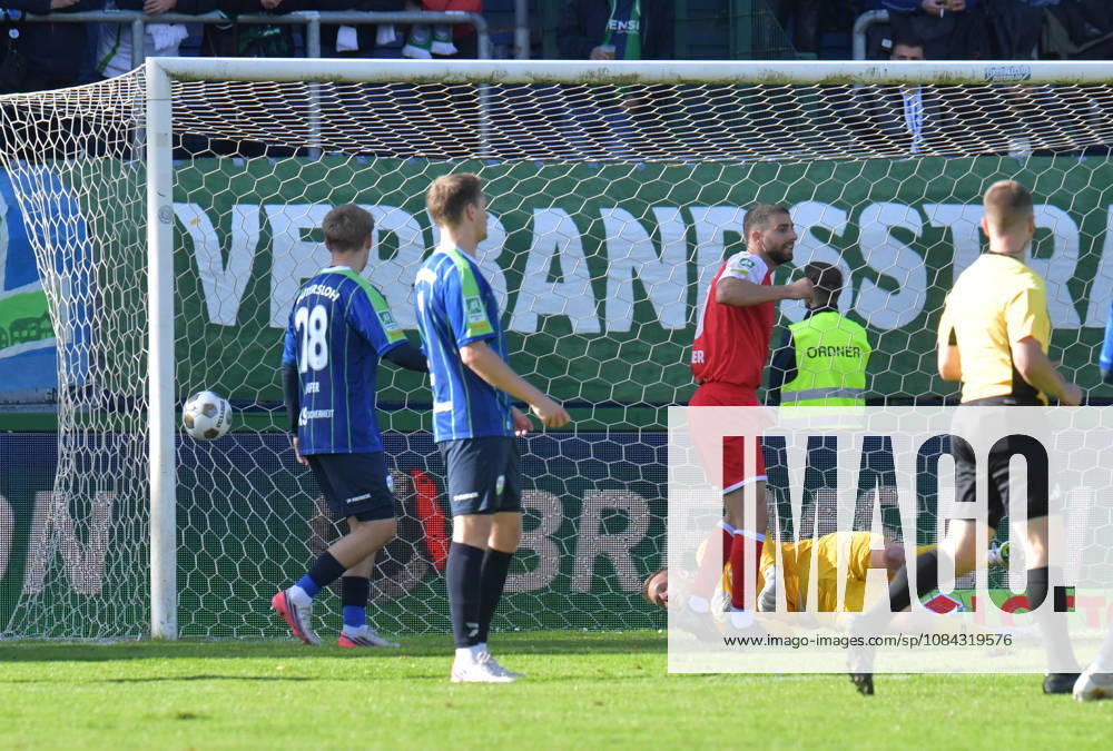 GER, Fussball, Regionalliga West, Saison 2026 2027, 12. Spieltag, Ohlendorf Stadion im Heidewald, Gütersloh FC Gütersloh - SF Siegen 0 : 5 Torschütze Jan-Luca Rumpf (SF Siegen, nicht im Bild) hat zum 0 . 3 getroffen. Jarno Peters (FC Gütersloh) ist machtlos,, Aktion, Einzelbild, Quer, Tor, Treffer, Strafraumszene